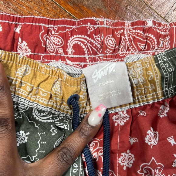 Men’s bandana print shorts pull and Bear - Picture 3 of 4